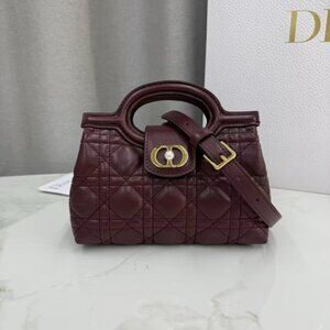 Classic DIOR Bag: A Stylish and Versatile Choice for Elegance